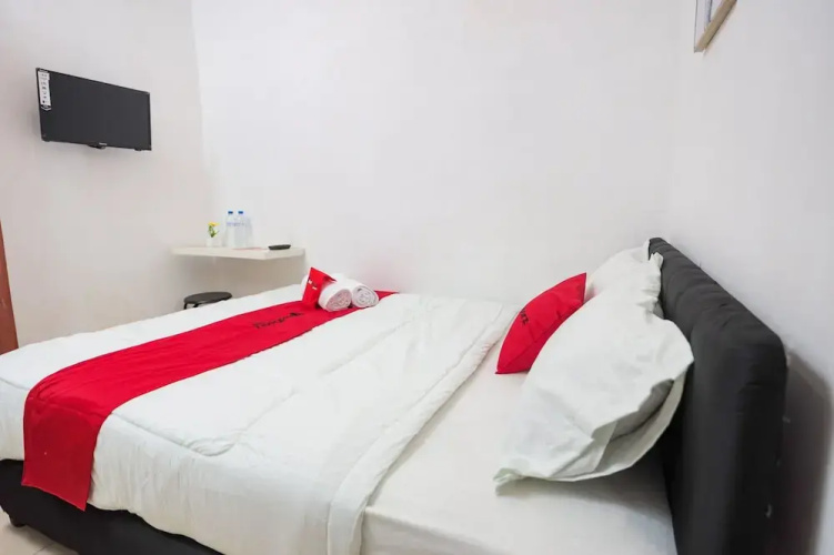 RedDoorz near Plaza Araya 2