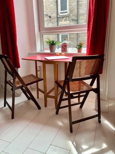 2 Bedroom Flat Near Leith