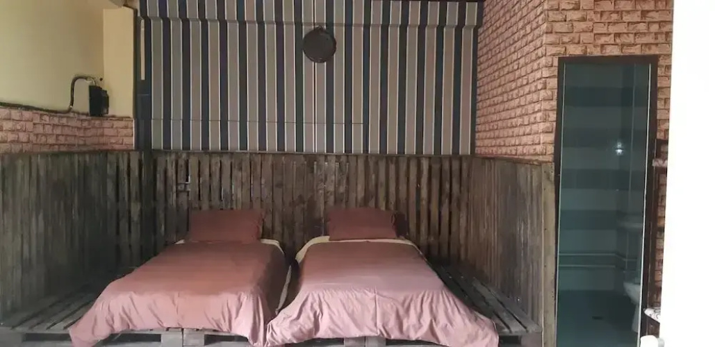 Full House Hostel
