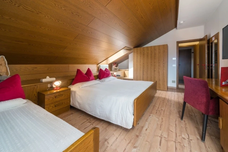 Standard Triple room