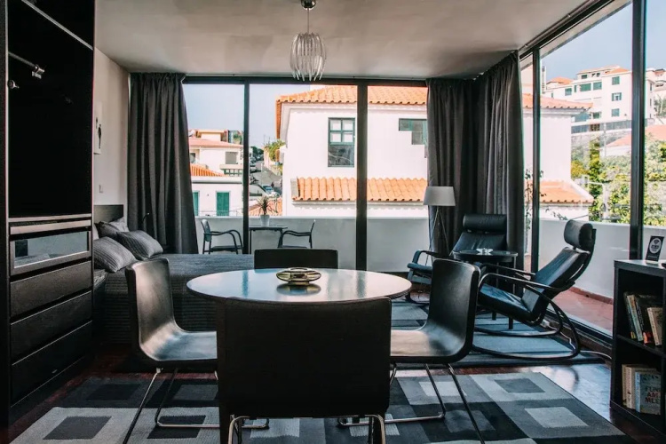 Arts In Apartments Pina