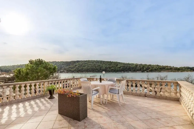 Apartment with garden view