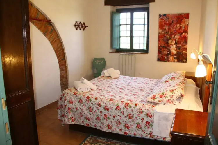 Apartment in Guasticce With Shared Pool