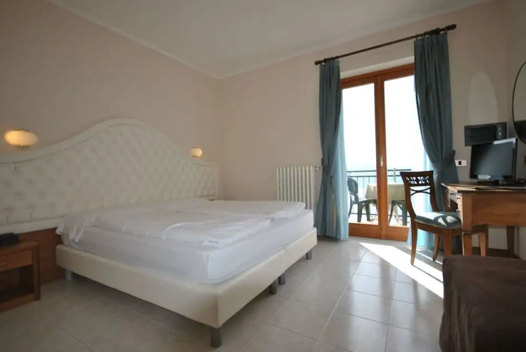 Superior Double room with balcony and with lake view