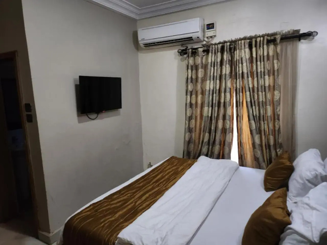 Nue Crest Hotel