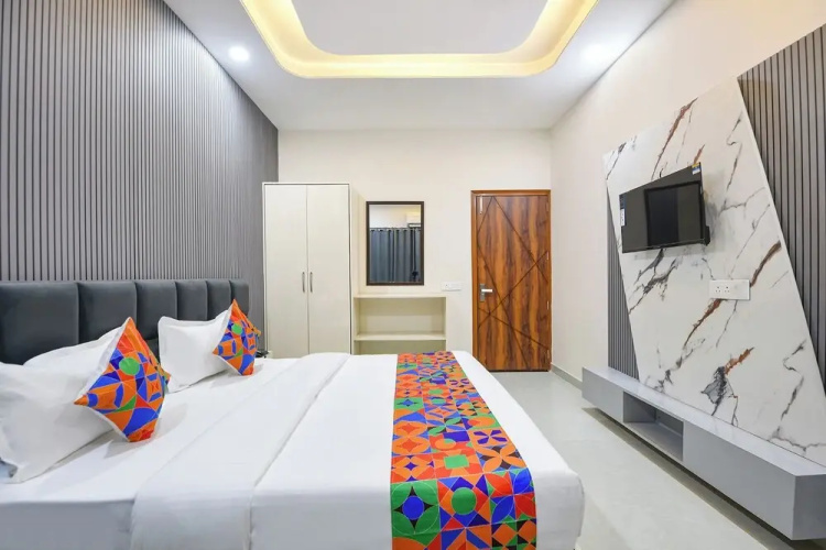 Fabhotel Regal