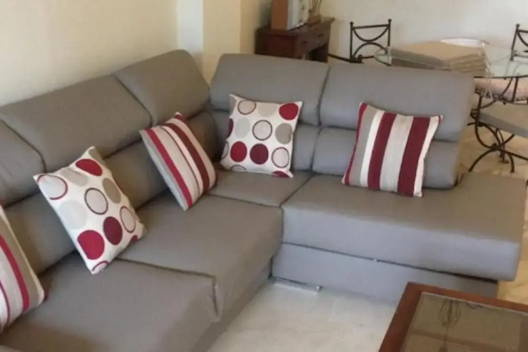 2 Bed Apartment Sleeps 4 - Pool Access - Garden