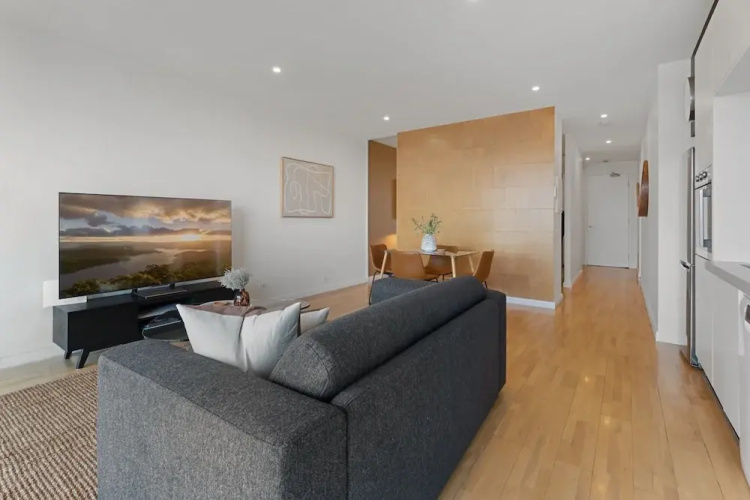 Modern 1-bed, City Skyline Views & Close to Shops