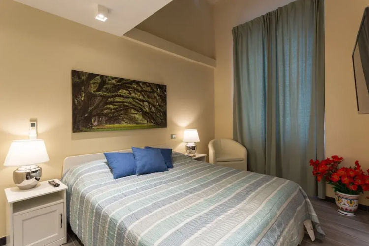 Carla's Rooms with Private Bathroom & Shared Kitchen