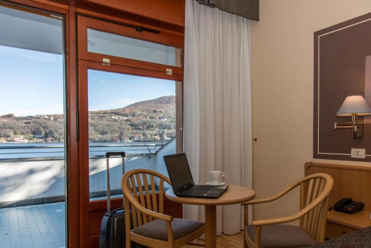 Standard Triple room with lake view