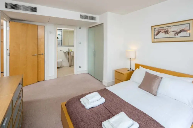 Light Modern Flat With Balcony Over River Thames!
