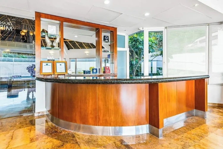 Cozy Condo With Pool & AC - Family Base Near Beach & Activities, Shared hot tub
