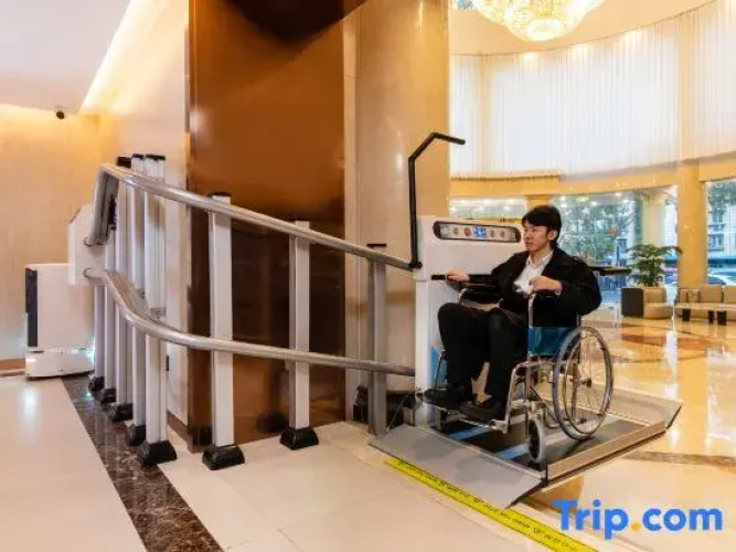Compass Hotel