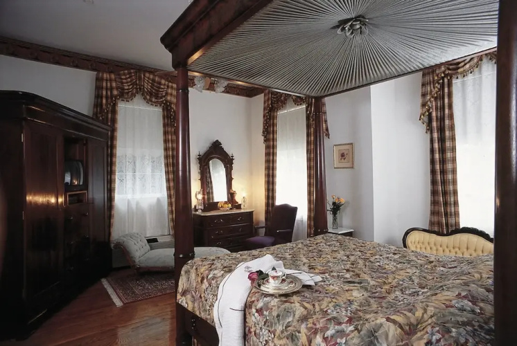Hubbard Mansion B&B
