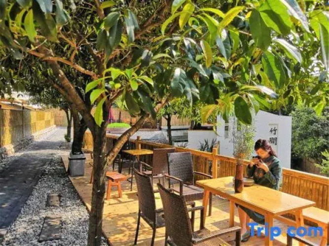 Emei Bamboo Hills Private Hot Spring Hostel