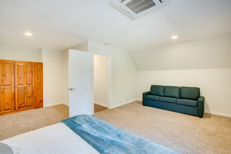 4 Bedrooms Cottage with balcony