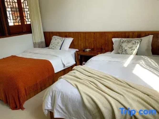 Standard Twin room with courtyard view