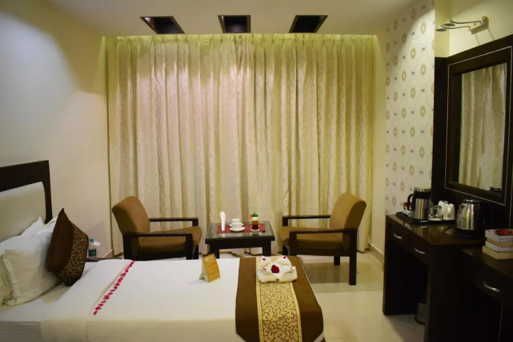 Hotel Green View - Behind Pramarth Niketan
