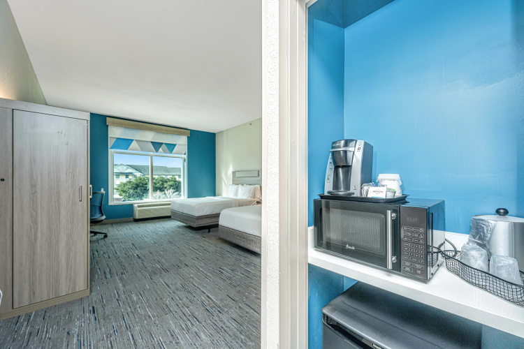 Holiday Inn Express And Suites Charleston Arpt Con photo 8