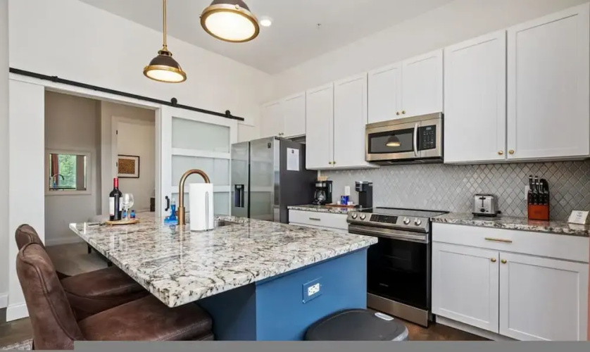 Top Floor 1BR At Luxe23