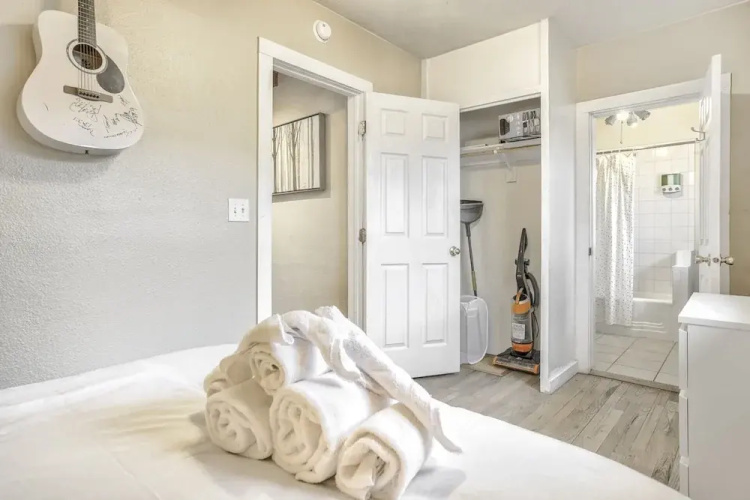 2BR Central Location Big Backyard & Dog Friendly!