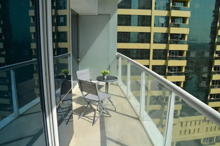 Delightful Lake View 1 Bedroom in JLT