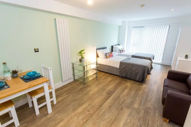 Comfortable studio apartment in central Oldham