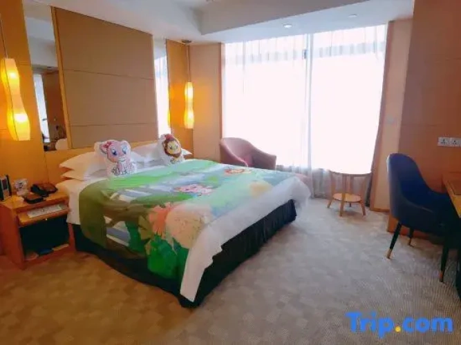 Deluxe Double Suite with street view