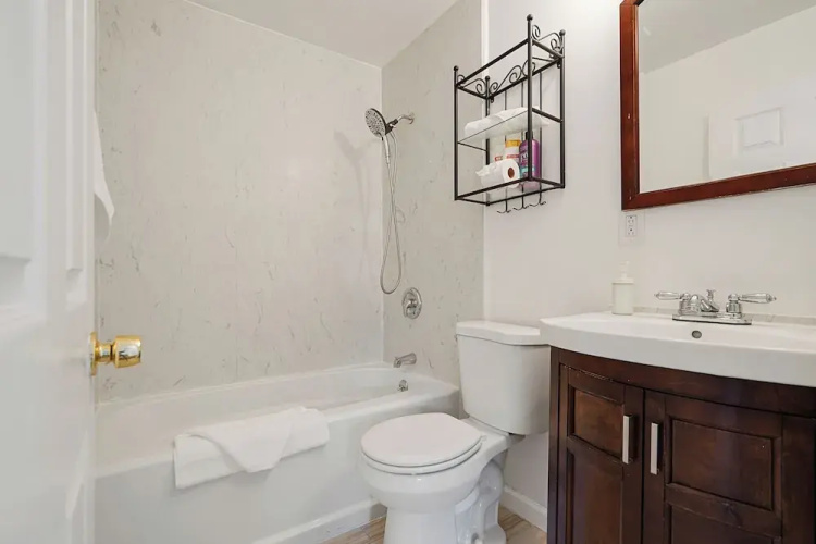 Tranquil 2BR with Coastal Mountain Views