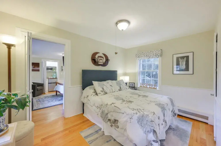 < 1 Mi to Dtwn Salem: Apt w/ Shared Patio & Yard!