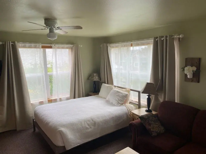 Sea Breeze Court