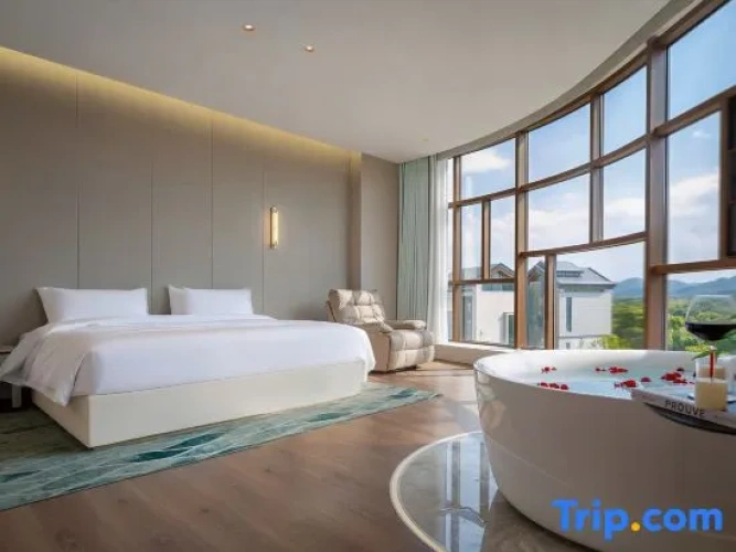 Luxury Family Suite with lake view