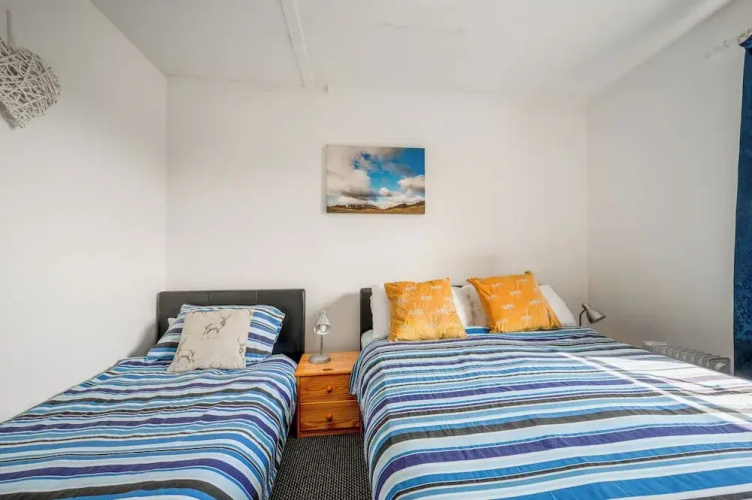 2 Bed Chalet - Sleeps 3 - River and Mountain Views