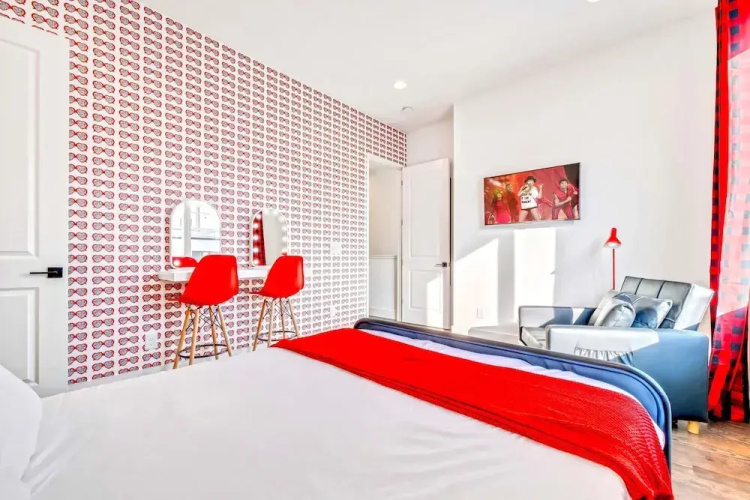 Luxury Stay With Rooftop Views in Prime Location