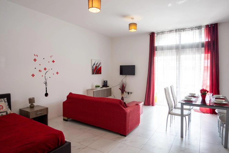 Seafront apartment between Valletta and Sliema