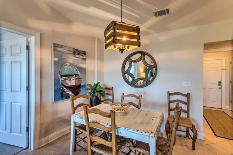 3rd-floor Riverfront Condo: Walk to Downtown Eats!