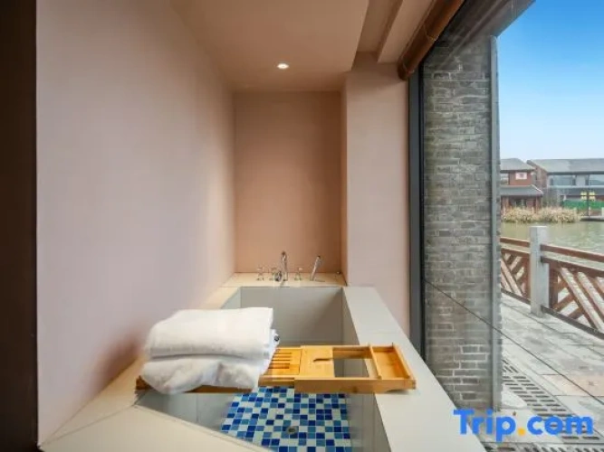Standard Family room with lake view