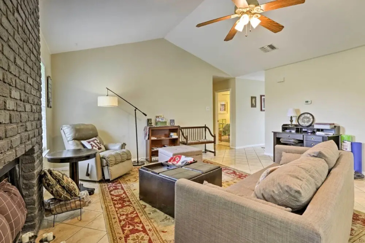 2 Mi to Lake Mcqueeny: Gem w/ Covered Patio