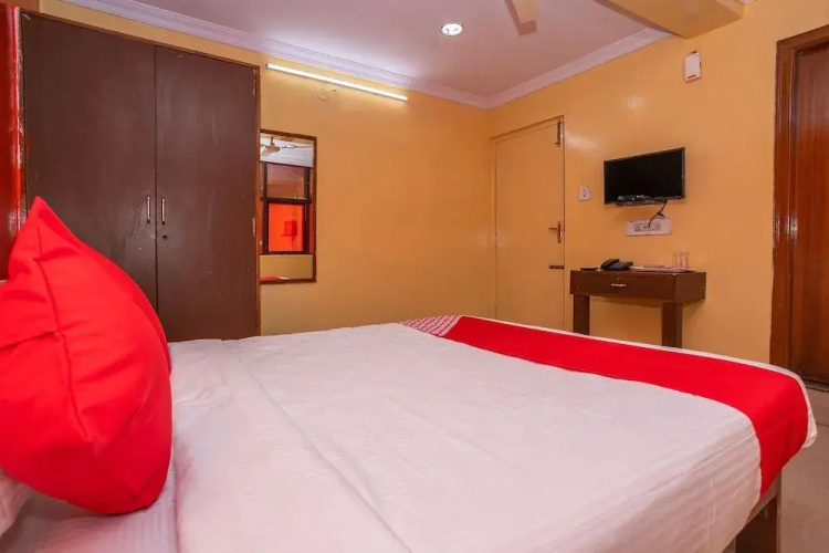 OYO 26900 Royal Inn