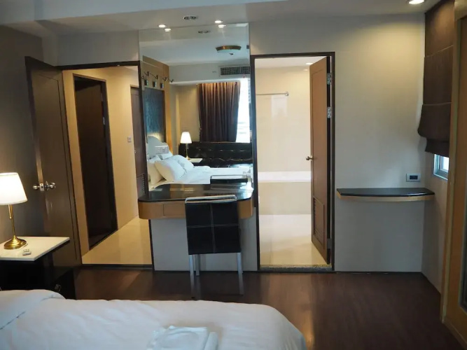 7B - 5 Bedroom Downtown Penthouse With Shared Pool