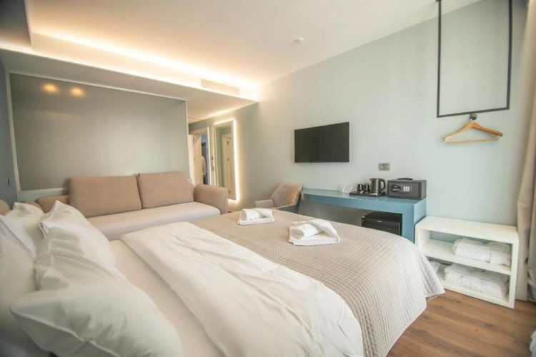 Deluxe Double room with balcony and with partial sea view