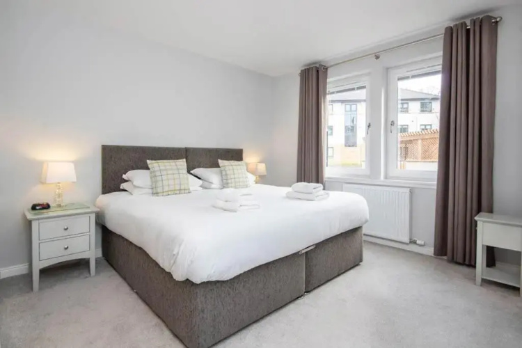 23 Hedgefield House