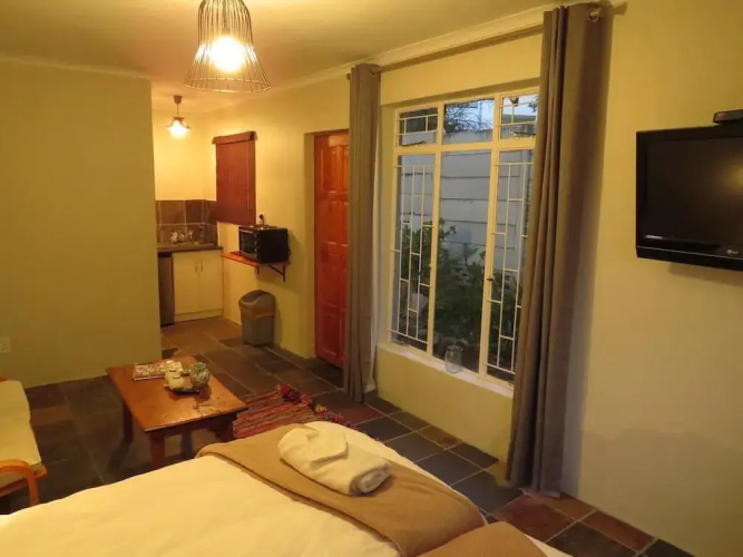 8 Landsdowne Bed and Breakfast