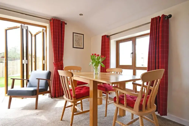 Bright, tranquil cottage