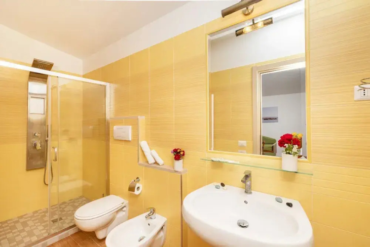 Apartment With Communal Pool