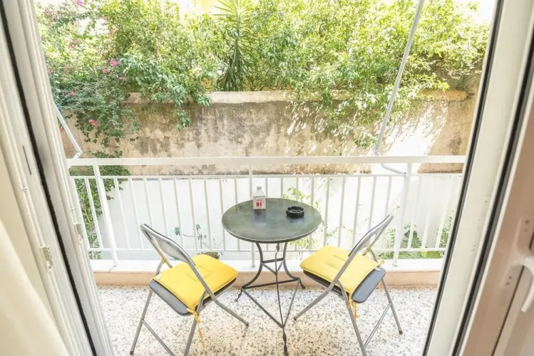Central & Cozy Apartment With Balcony