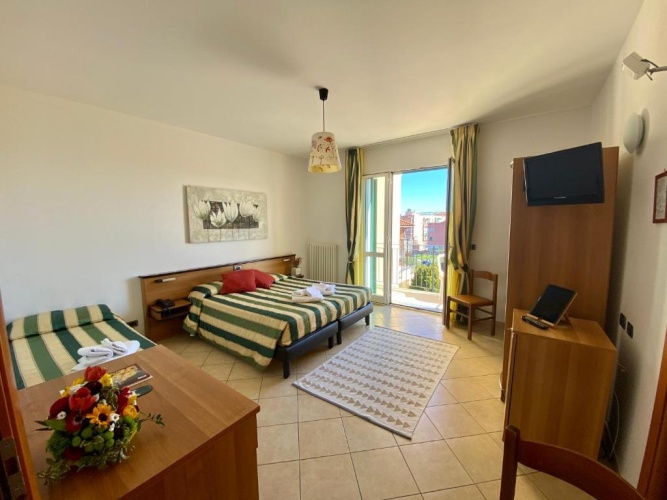 Standard Triple room with balcony