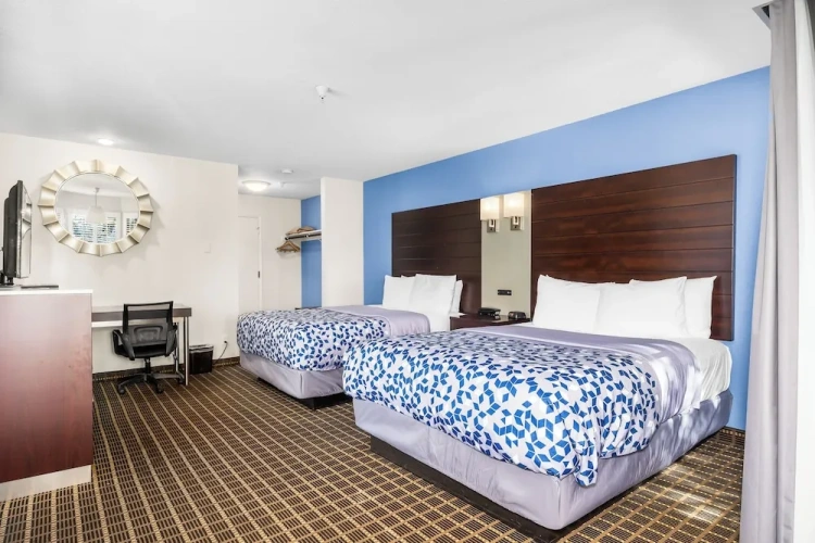Deluxe Quadruple room with balcony