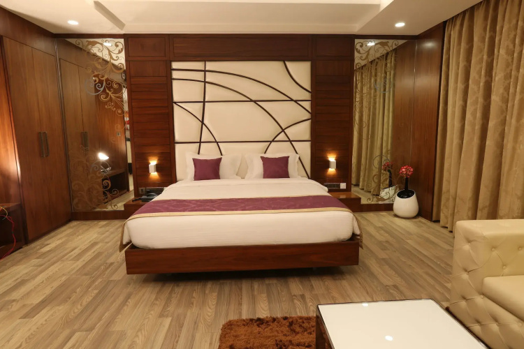 M Crown Hotel