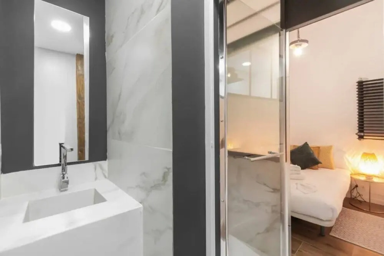 Bright & Compact One Bed Apartment in Malasaña